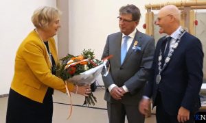Ale Bleijenburg en zijn vrouw krijgen bloemen van Bort Koelewijn.