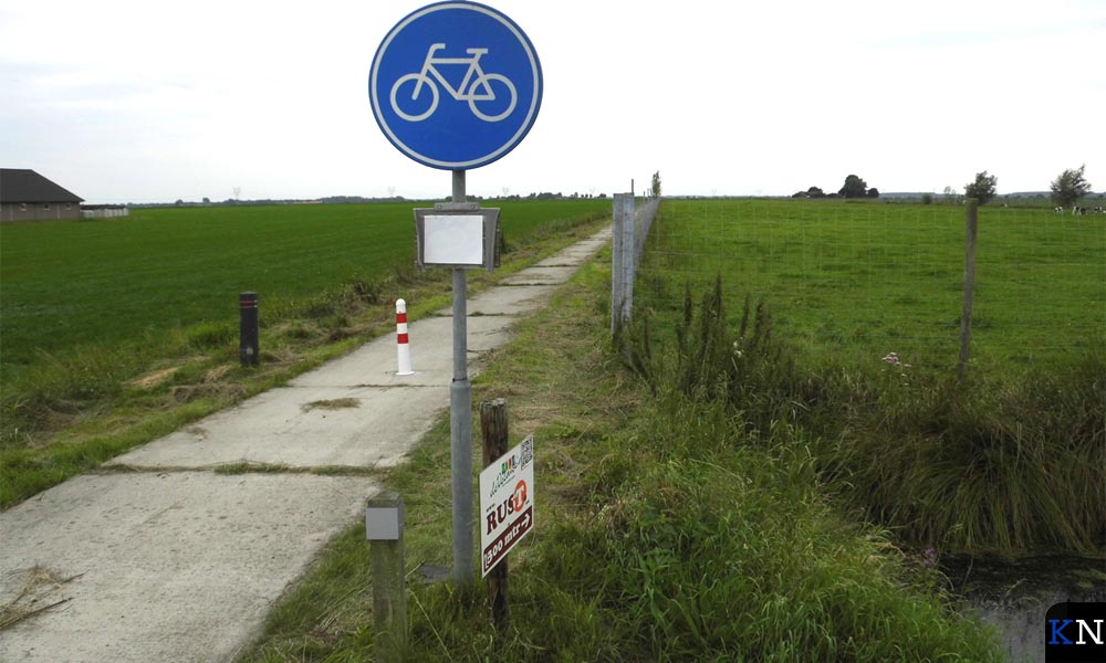 Het begin van het nieuwe fietspad aan Kamper zijde van de Geldersche Gracht dat de naam Klein Oeverpad heeft meegekregen.