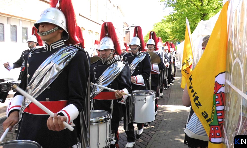 Het Kamper Trompetter Korps marcheert over de Hanzemarkt langs de Burgel.
