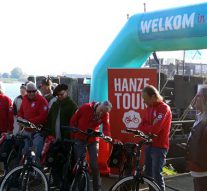 Kamper Kogge brengt fietsen aan land voor Hanzetour (video)
