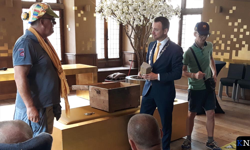 Burgemeester De Rouwe krijgt goud van de deelnemers aan het Idéfixkamp.