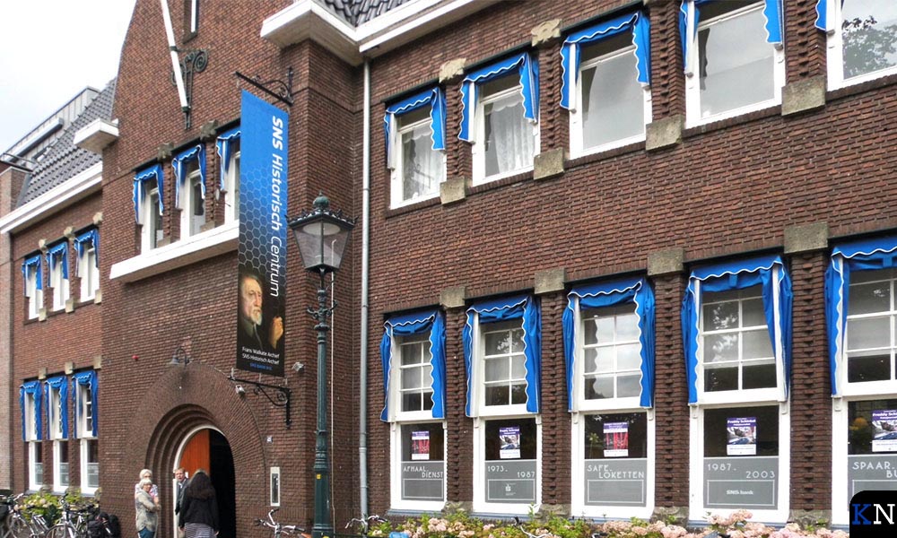 Het Frans Walkate Archief is gevestigd in het gebouw van de vroegere SNS Bank.