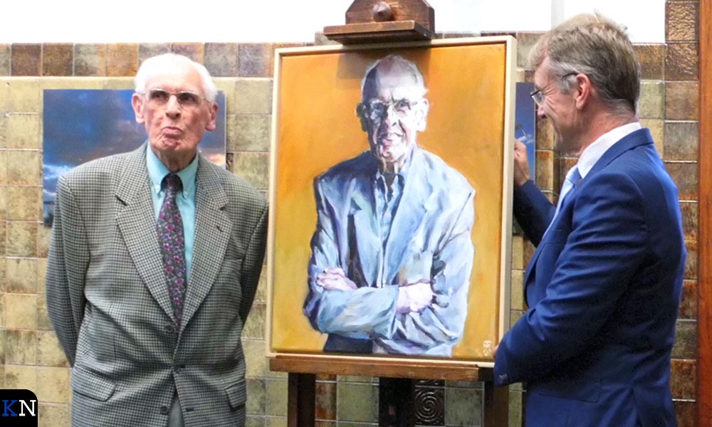 André Piederiet naast "zijn" zojuist onthulde schilderij voor de Portrettengalerij.