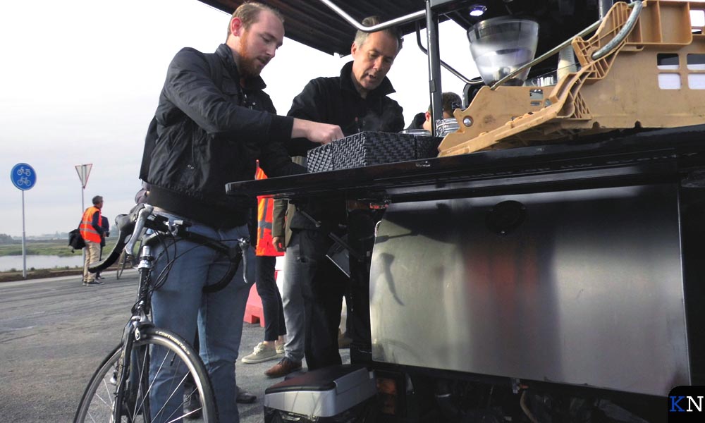 De eerste fietser over de nieuwe Nieuwendijkbrug, Bart Schoonhoven, krijgt koffie.