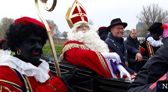 Sinterklaas sinds decennia weer per boot aangekomen in IJsselmuiden