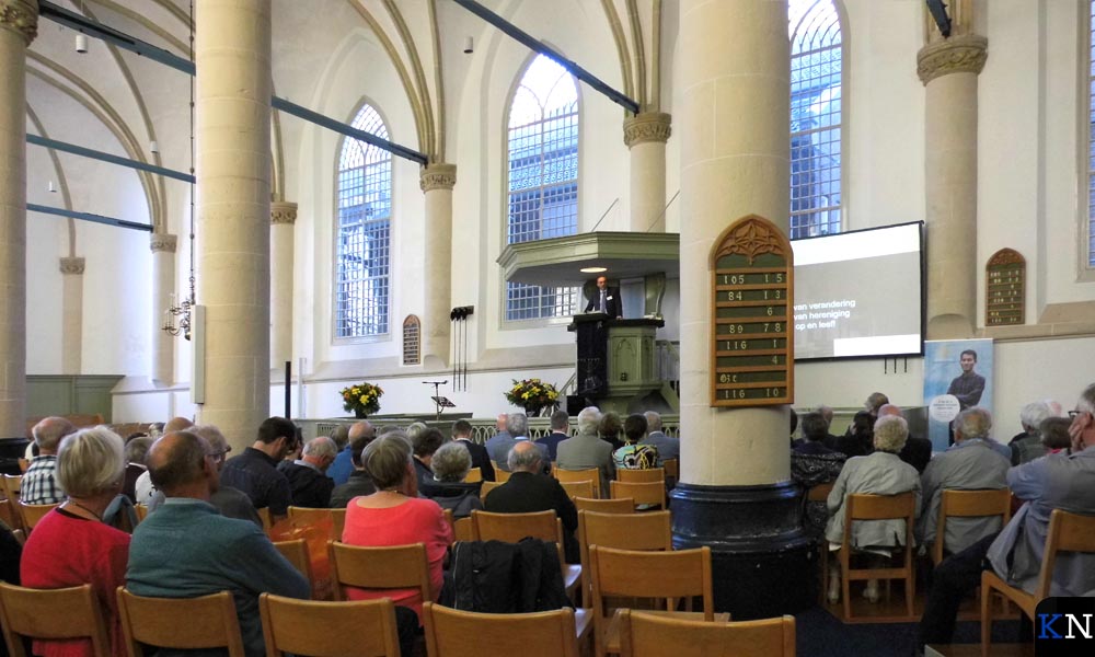 Prof. dr. Roel Kuiper voert het woord als rector van de Theologische Universiteit Kampen.