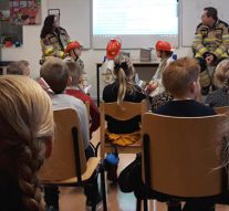 Leerlingen in Grafhorst krijgen persoonlijk brandweerboek uitgereikt