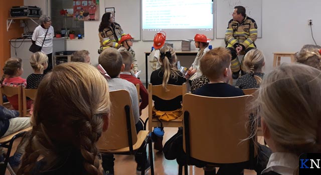 Leerlingen in Grafhorst krijgen persoonlijk brandweerboek uitgereikt