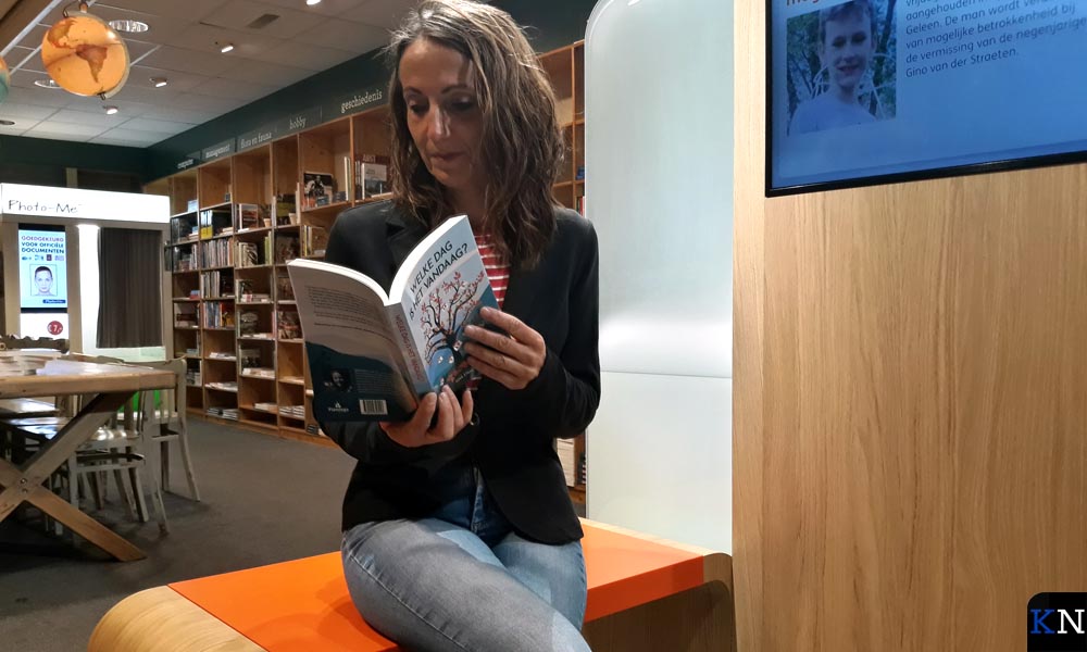 Rina Stam leest haar eigen boek bij Boekhandel Bos.