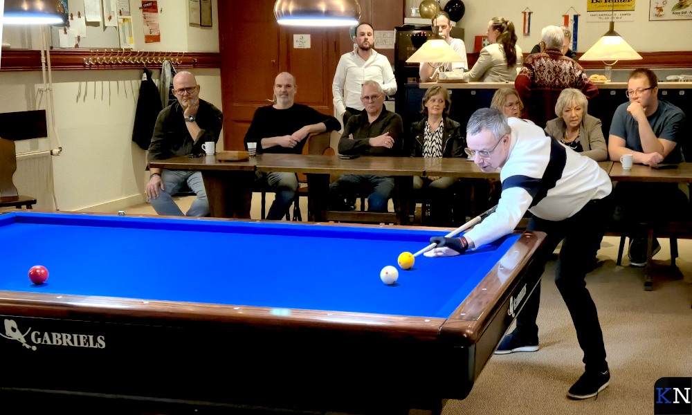 Dick Jaspers aan het biljarten bij BC De IJsssel in Kampen.