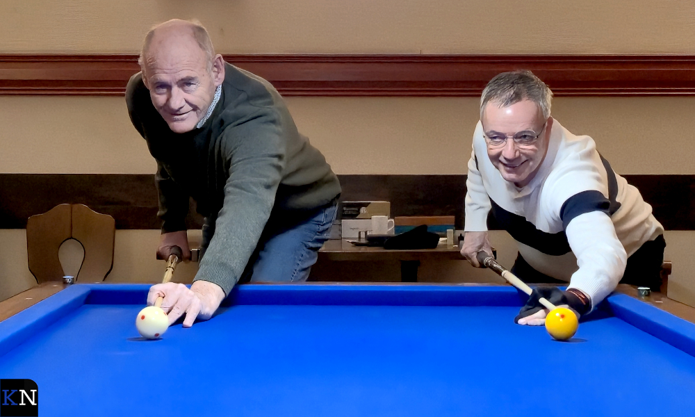 Peter Hanekamp en Dick Jaspers spelen een biljartwedstrijd.