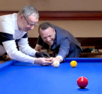 Burgemeester Sander de Rouwe krijgt biljartles van wereldtopper Dick Jaspers