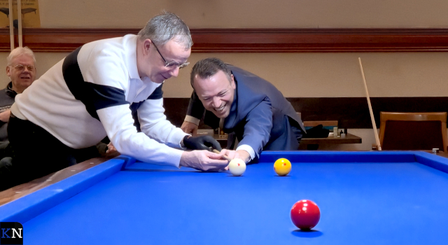 Burgemeester Sander de Rouwe krijgt biljartles van wereldtopper Dick Jaspers