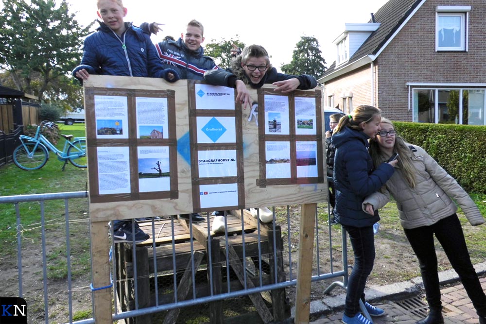 Bij het bord met aankondigingen werden de jongelui enigszins baldadig.