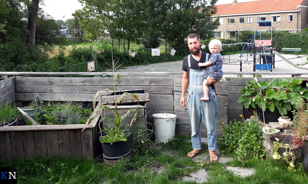 Robert de Reu in zijn tuin met linksachter hem de beoogde locatie van het Brunneper Voedselpark.