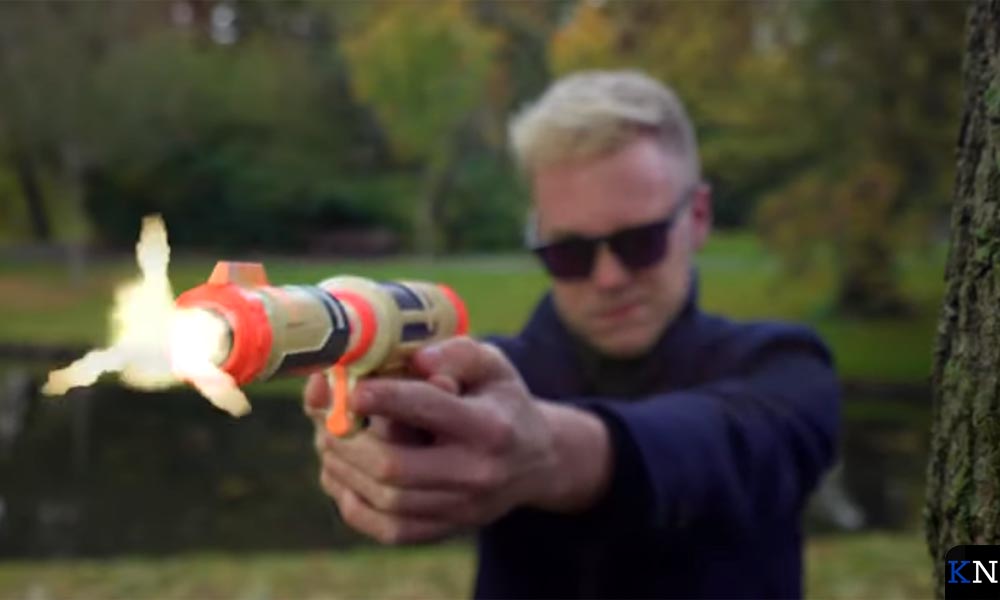 Hoofdrolspeler Jos in een geweldadige scene tijdens de filmopnames.