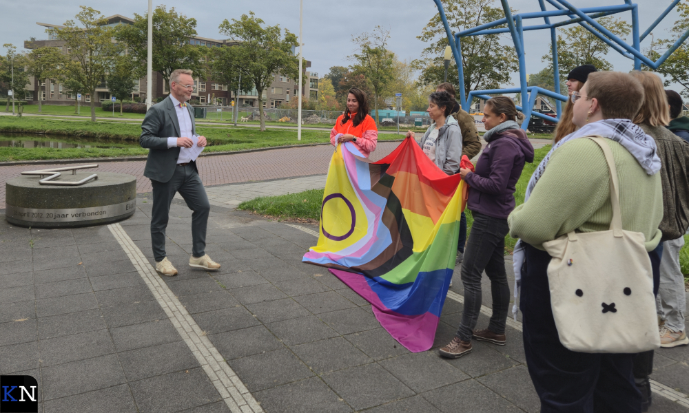 Wethouder Richard Boddeus spreekt het gezelschap toe.