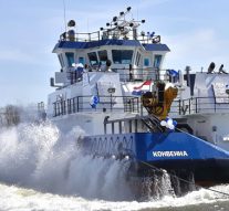 Zeegaande Pusher Tug te water bij scheepswerf Thecla Bodewes (video)