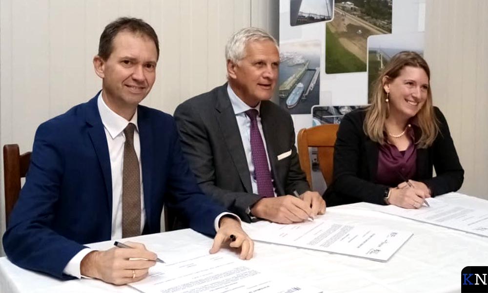 Eddy van Hijum, gedeputeerde Economie provincie Overijssel, vicepresident Kris Peeters (EIB)<br>en Anouk Blüm, algemeen directeur Energiefonds Overijssel (v.l.n.r.), ondertekenen de overeenkomst.