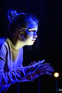 Regisseur Benno Hogveld maakt subtiel gebruik van licht- en geluidseffecten in de voorstelling 'Emma wil leven'.