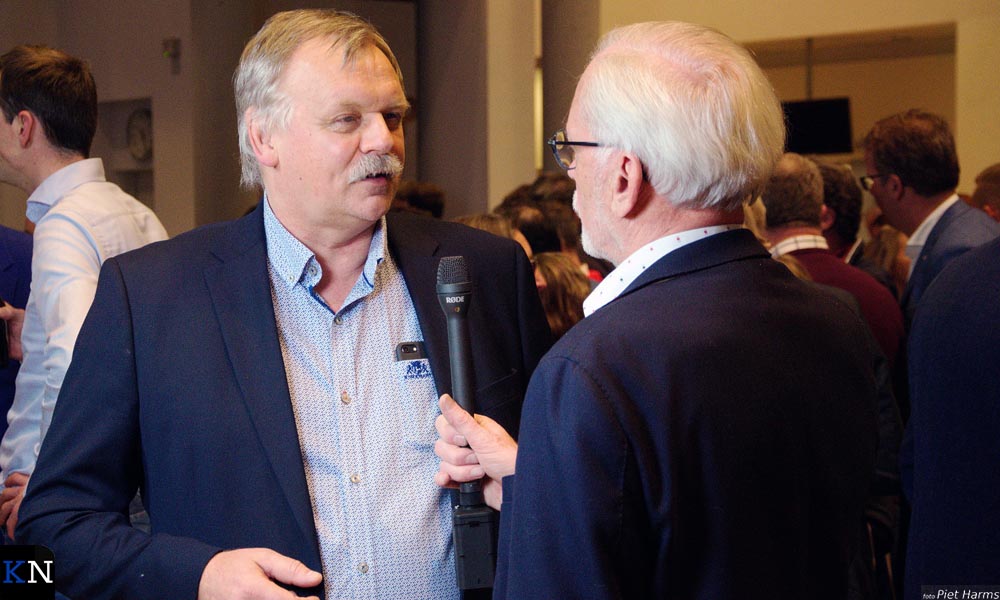 Albert Holtland in gesprek met politiek verslaggever Piet van Ommen na de verkiezingsoverwinning in 2018.