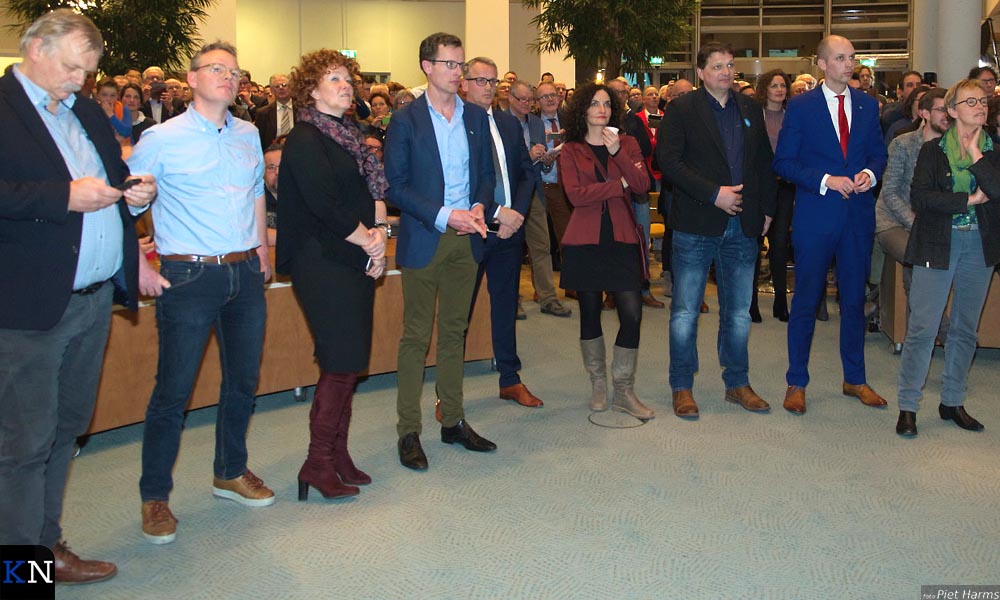 Burgemeester Koelewijn roept alle lijsttrekkers naar voren voor de definitieve uitslagprognose.