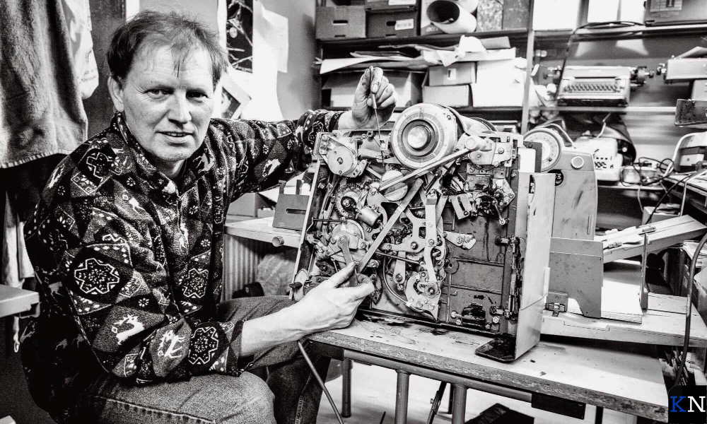 Erwin Blok bij één van zijn historische stencilmachines van Gestetner.