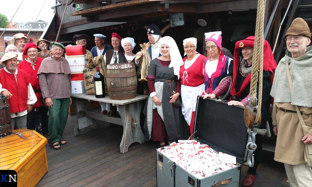 Zout, marsepein, wijn en bier worden aan boord gebracht van de Lisa von Lübeck.