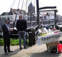 Bepakt en bezakt gaat de Kamper Kogge op reis (video)