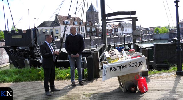 Bepakt en bezakt gaat de Kamper Kogge op reis (video)