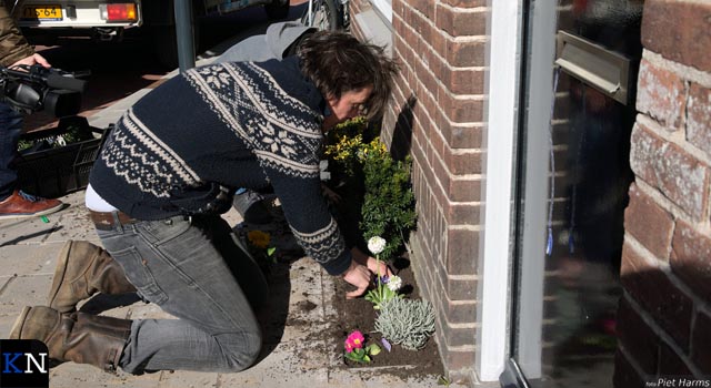 Lodewijk Hoekstra legt eerste geveltuintje voor ’Samen Groen in Brunnepe’ aan