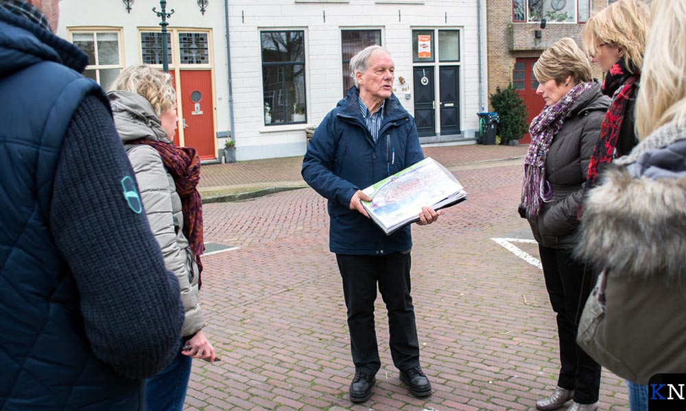 Stadsgids Jan Visser vertelt over de historie van Kampen.