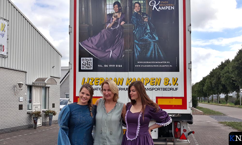 Henrieke, Elise en Ruth voor hun afbeelding op de vrachtwagen van IJzerman.