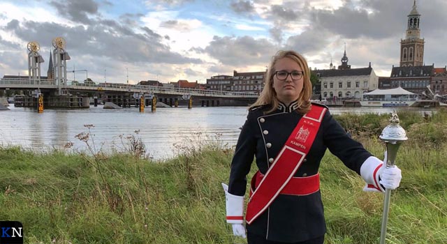 Vrouwelijke tambour-maître schrijft geschiedenis bij Kamper Trompetter Korps (video)