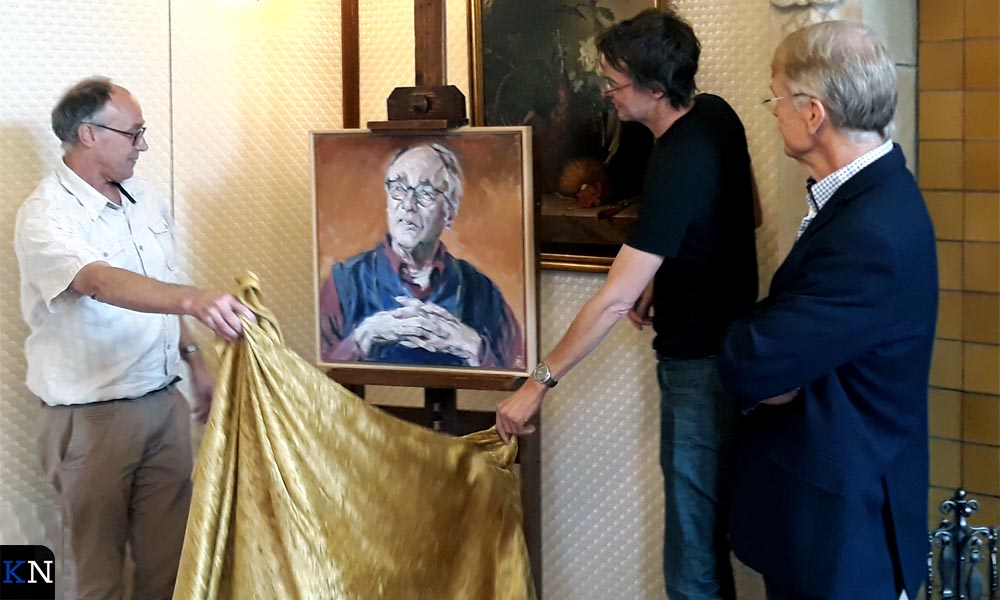 Theo van Mierlo, Martin-Jan van Santen en Herman Harder onthullen de nieuwste aanwinst voor de portrettengalerij.