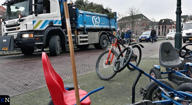 Kenny en Mike halen vrachtwagen vol kerstbomen op