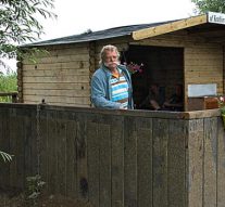 De Kratse heet mensen welkom op ”zijn” eiland