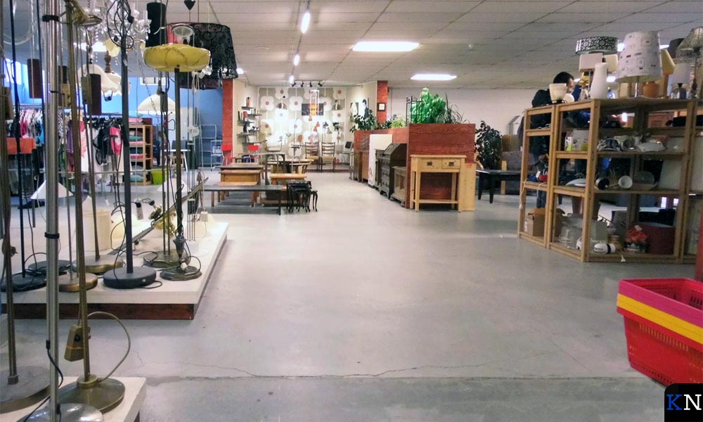 De ruime winkelruimte van Kringloop Kampen.
