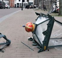 Lantaarnpaal onthoofd bij Mgr. Zwijsenschool