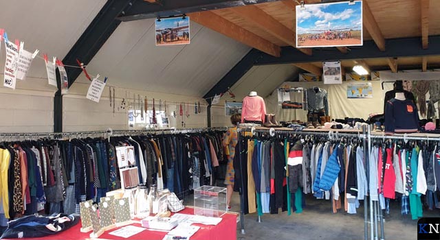 Kledingverkoop voor MAF start voorspoedig