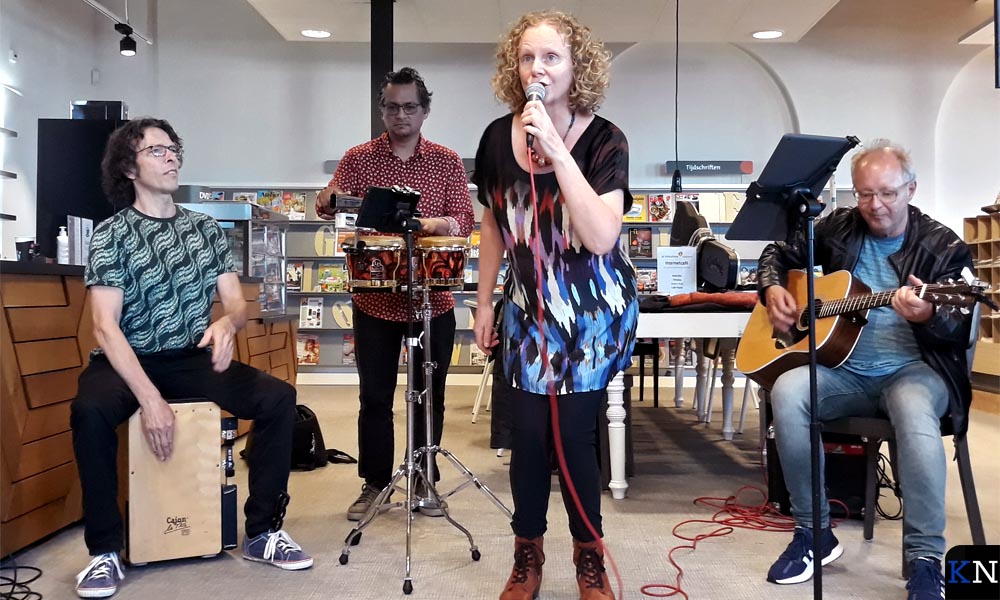 Linda Westera en haar muzikanten in café Paatje bij opening van de expostie tijdens de Maand van Dromen.