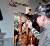 Onder publiek toezicht laat Stedelijk Museum Kampen drieluik van Maler restaureren