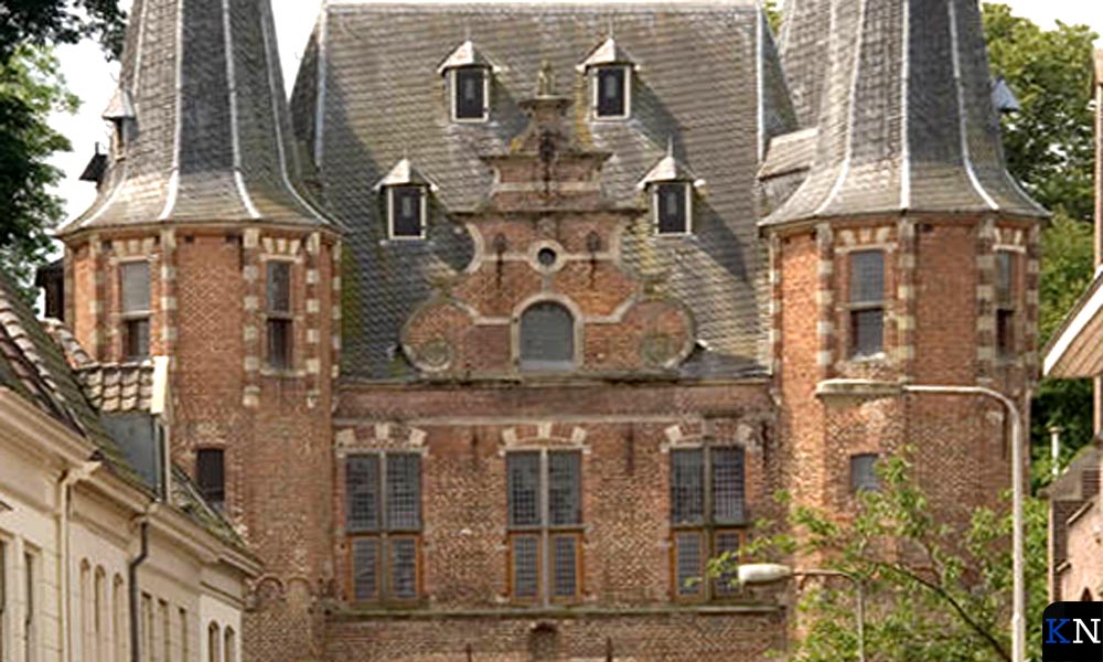 De Broederpoort waarvan Janneke de Verfster in 1616 de 35 vensters groen schilderde.