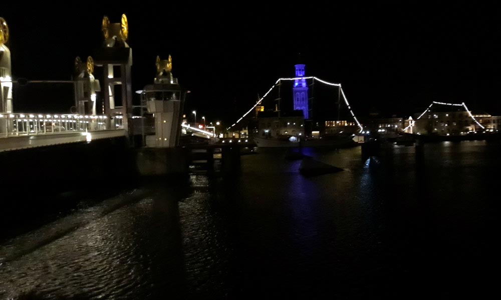 Nieuwe Toren kleurt blauw voor VN-jubileum.