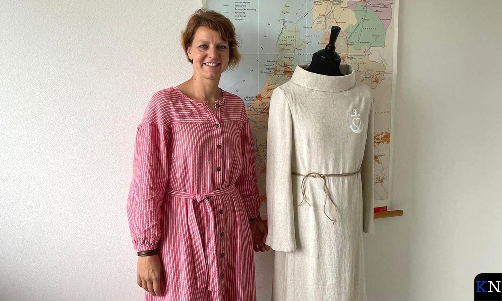 Ilse Kalter bij de door haar voor Hilde Palland op Prinsjesdag 2022 ontworpen jurk met als thema 'Moderne Devotie'.