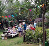 Jarige stichting trakteert voedselbos op fruitbomen (video)