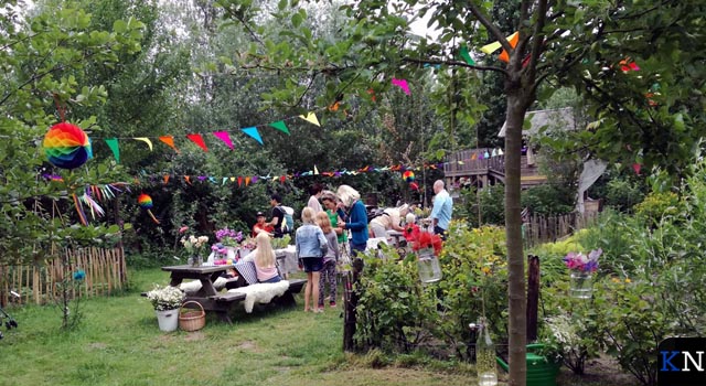 Jarige stichting trakteert voedselbos op fruitbomen (video)