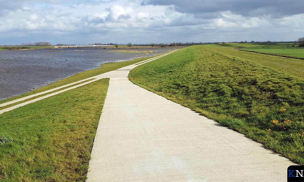 Het in aanleg zijnde fietspad over de Reevediepdijk.