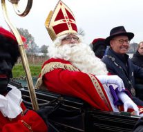 Sinterklaas sinds decennia weer per boot aangekomen in IJsselmuiden