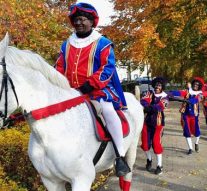 Sint Nicolaas gearriveerd aan IJsselkade met groot gevolg Pieten